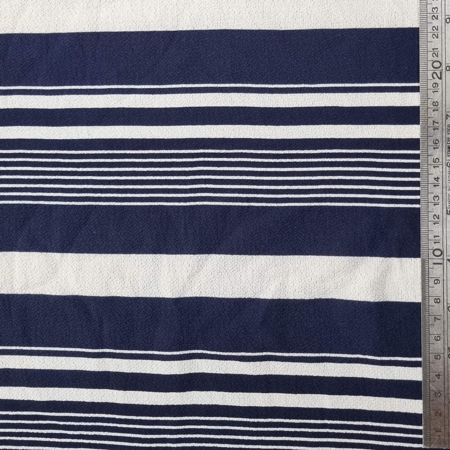 אריג קרפ עם דוגמת פסים וטקסטורה עדינה