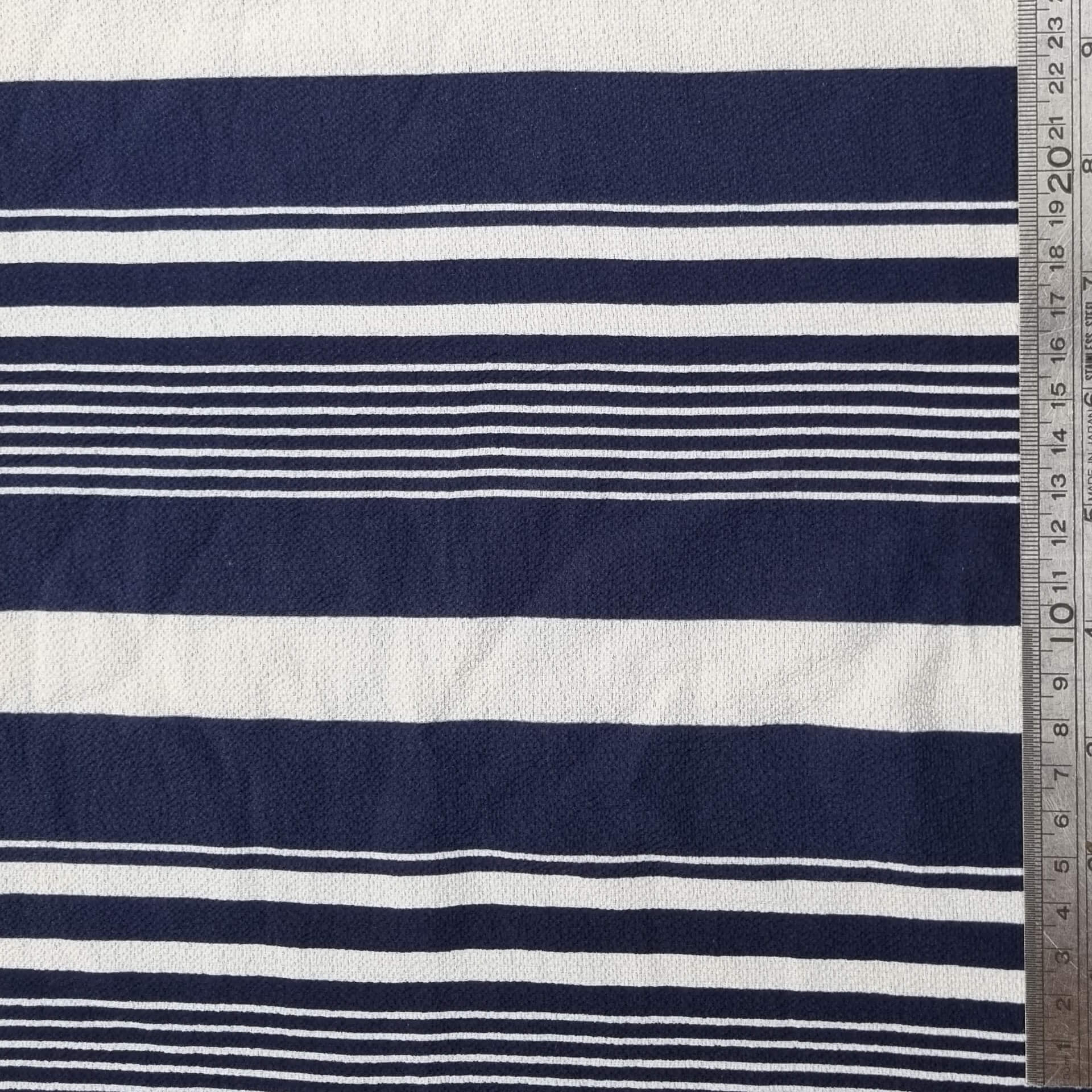 אריג קרפ עם דוגמת פסים וטקסטורה עדינה