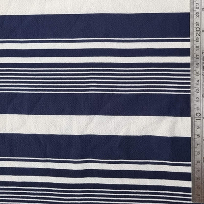 אריג קרפ עם דוגמת פסים וטקסטורה עדינה