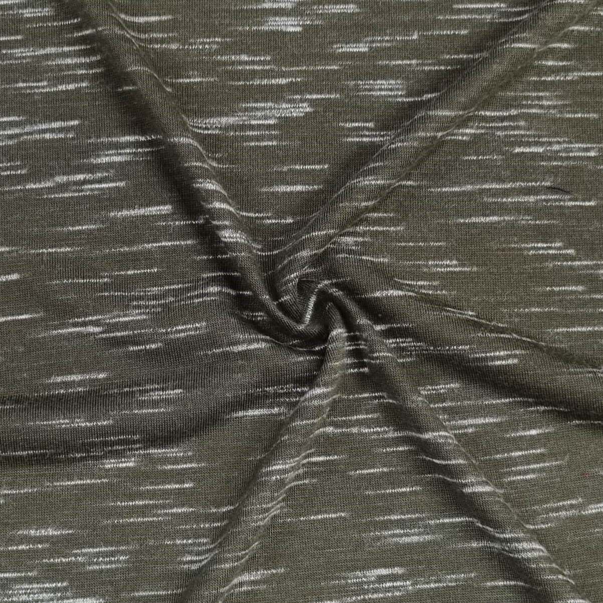 סריג דק בסגנון&nbsp;Space Dye עם משחקי גוון עדינים